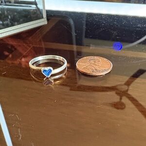Chic Silver Band with Blue Heart Accent (lapislázuli) size 7